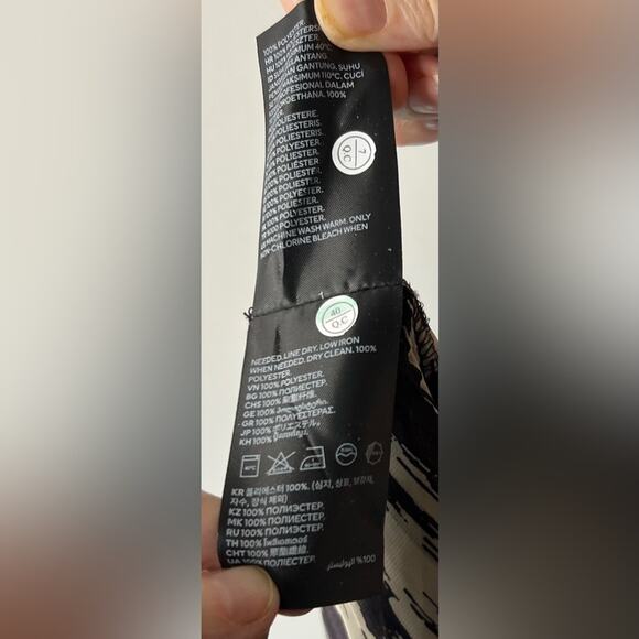 H&M, black and off-white Large tie V-neck blouse - Picture 10 of 11